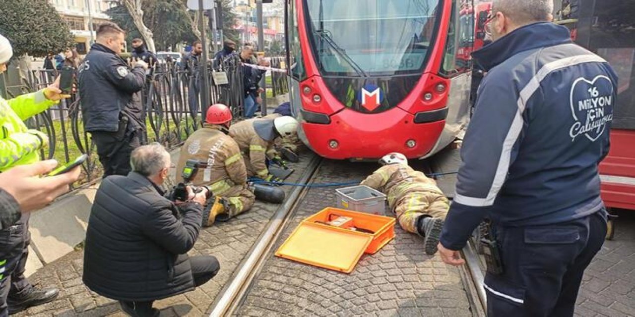 İstanbul'da bir kişi tramvayın altında kaldı