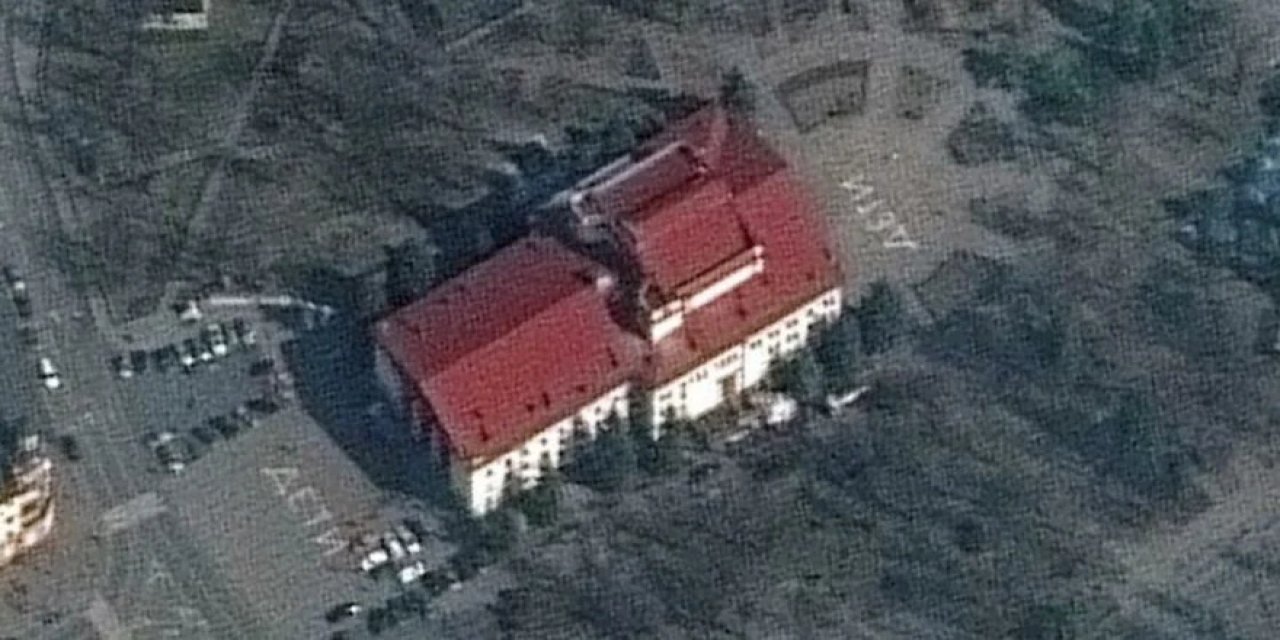 Ukrayna'daki tiyatro saldırısında yürek burkan detay: Bina çevresindeki yazı uydu görüntüsünde