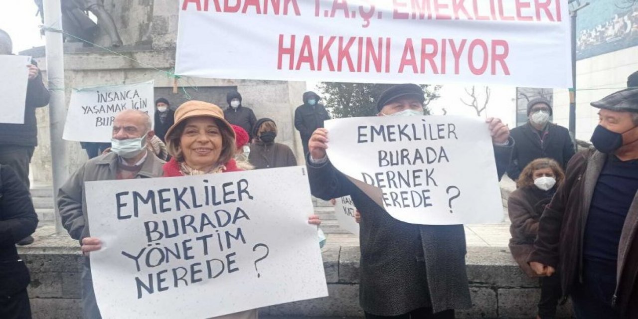 Akbank emeklileri alamadıkları ikramiyeler için eylem yaptı