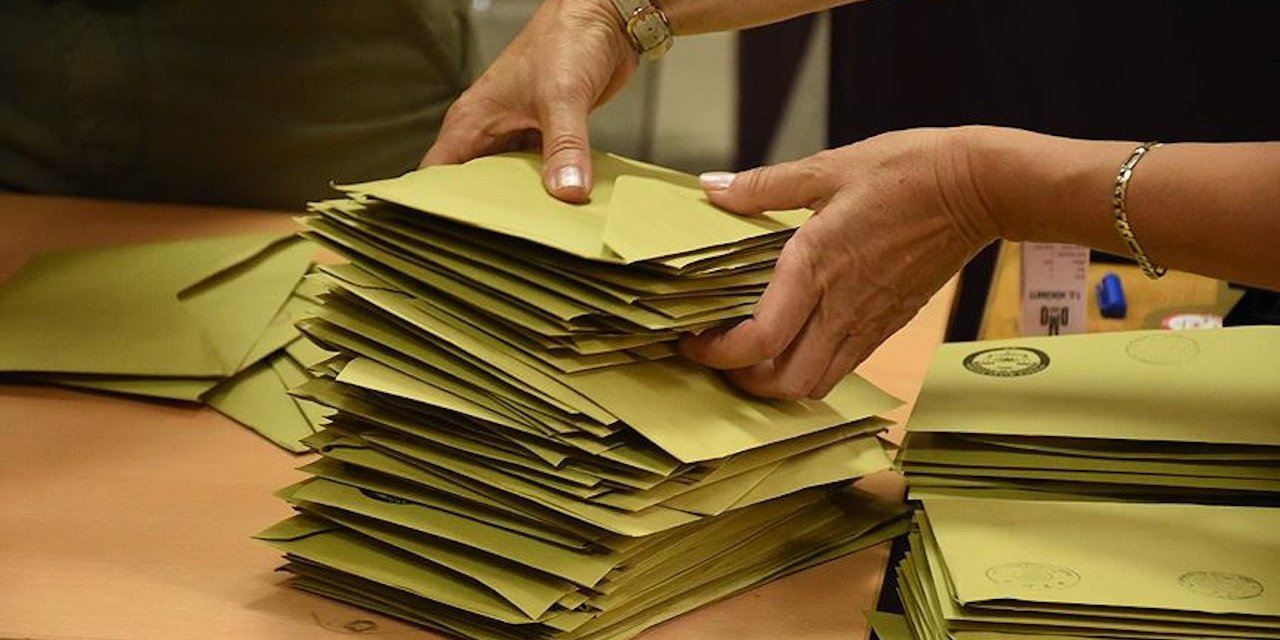 Son anketi canlı yayında paylaştı: 'AKP hala birinci parti ama...'