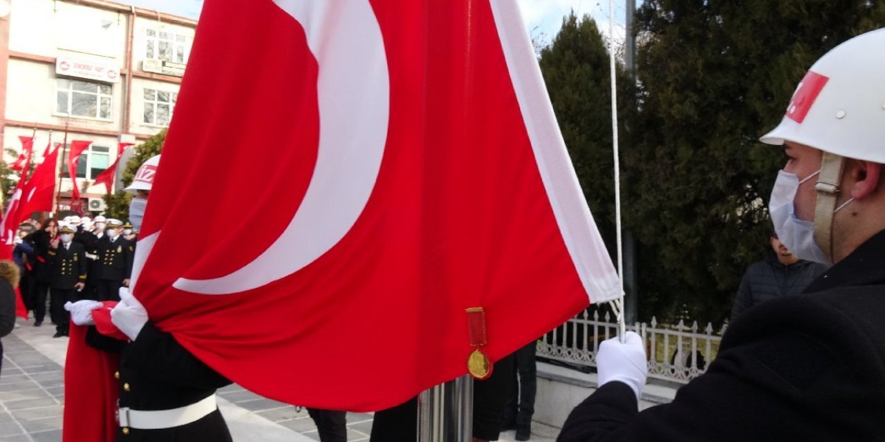 Çanakkale Zaferi’nin 107’nci yılı… Altın madalyalı Türk bayrağı göndere çekildi