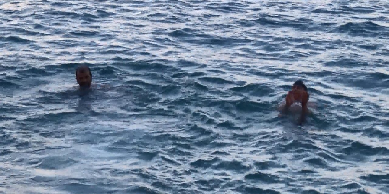 Karlı havada denize girdiler