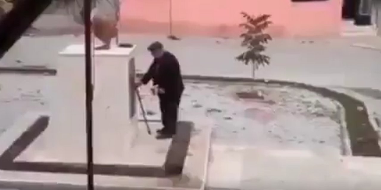 Yürekleri ısıtan o an... Çiçeğini koydu, şapkasını çıkardı, selamını verdi! Atatürk'ü tek başına andı!