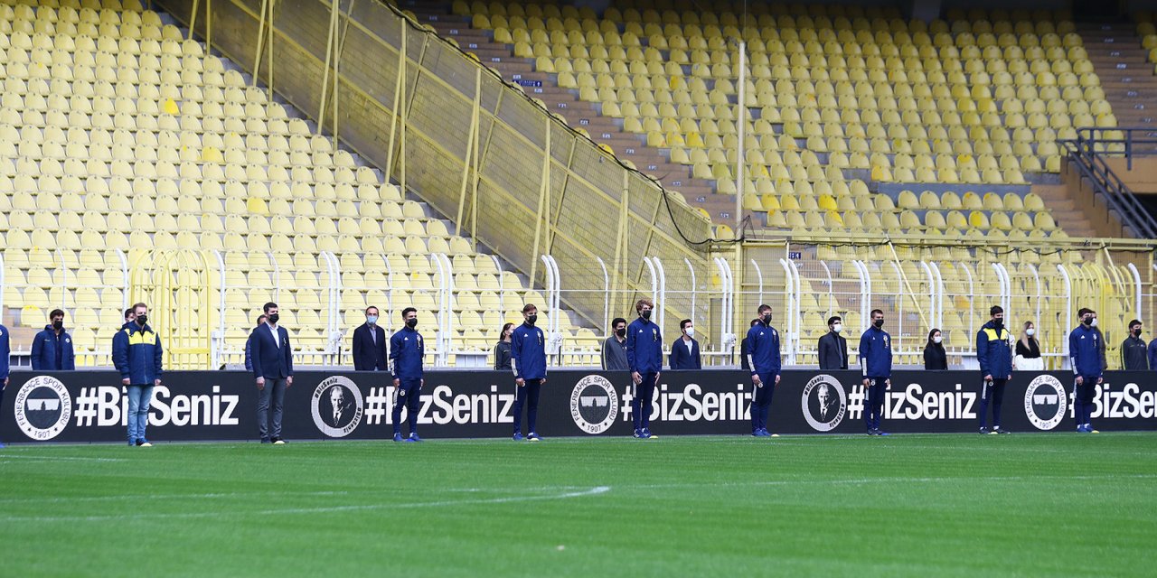 Fenerbahçe Stadı'nda Atatürk için saygı zinciri oluşturuldu