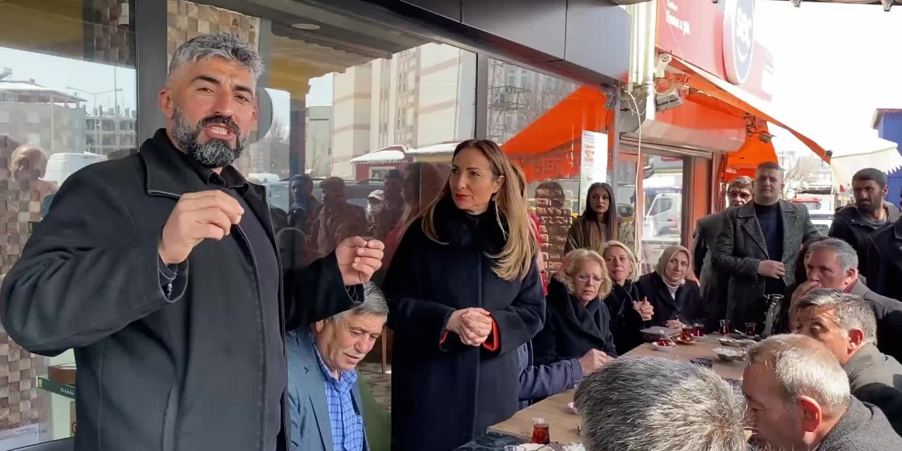 Iğdırlı besiciden yem fiyatlarına tepki: "İki tane ineğe bu kadarcık otu koyuyorum, evde bir bardak çay içip dönüyorum inek yine yüzüme bakıyor"