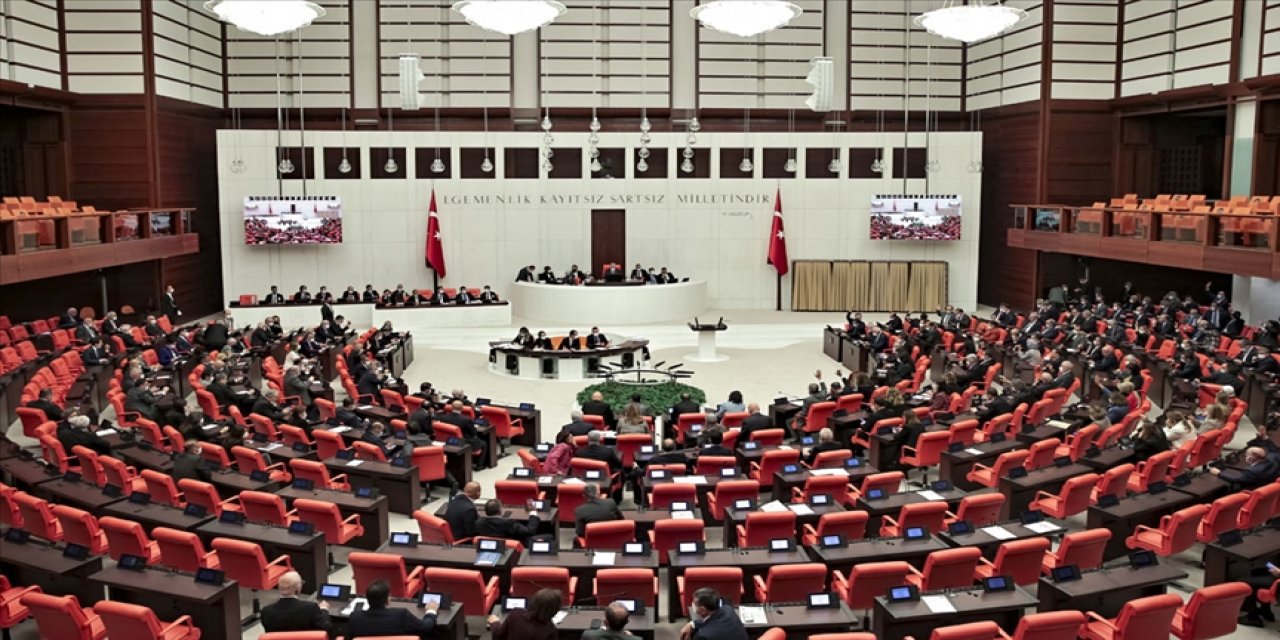 17 saat mesainin ardından... Seçim Kanun Teklifi komisyonda kabul edildi