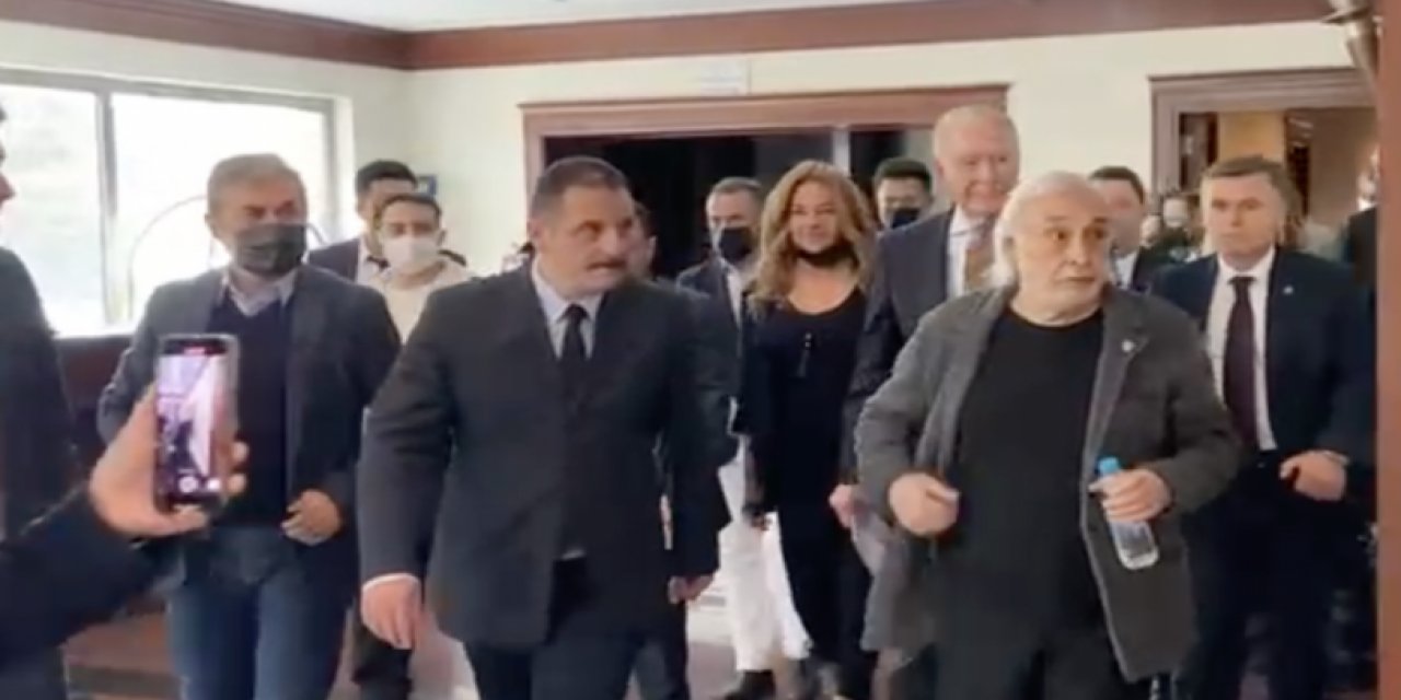 Uğur Dündar adaylığını açıklıyor: Salona Müjdat Gezen ve Aykut Kocaman ile girdi