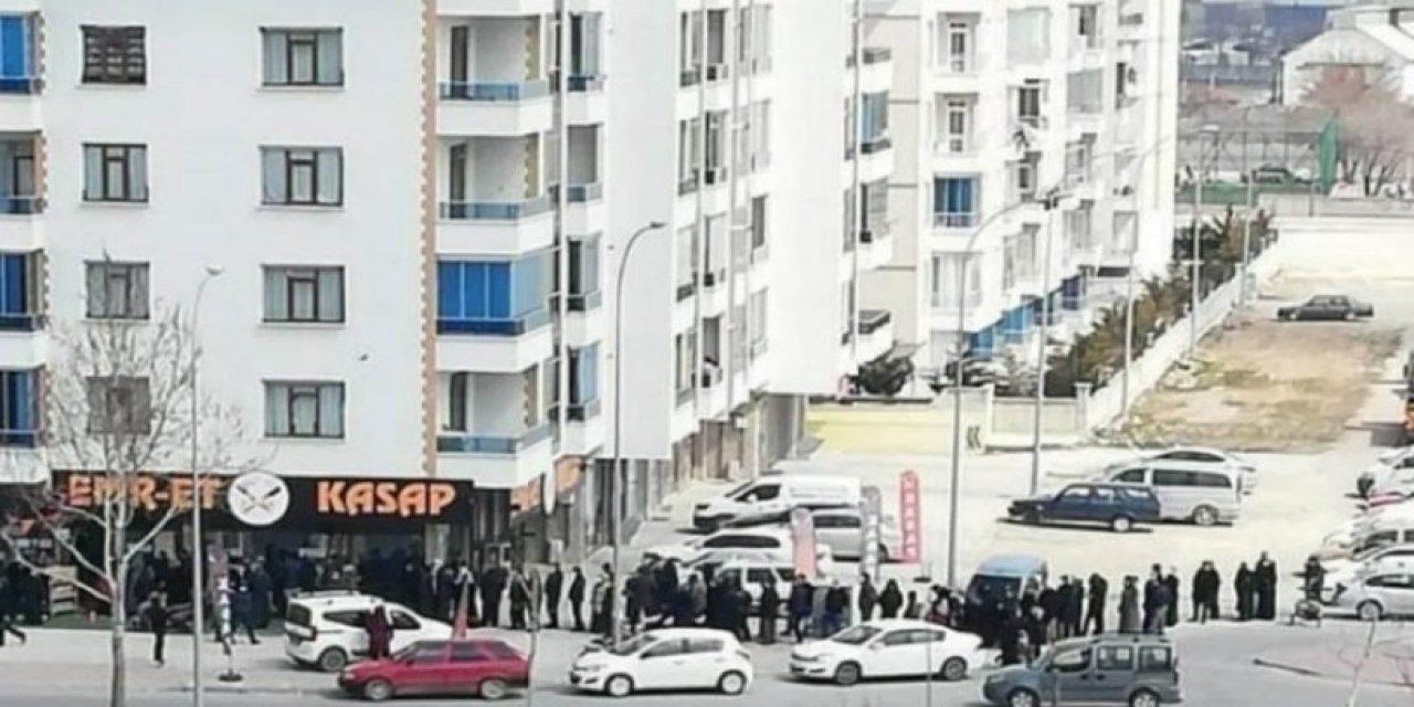 Vatandaş soğuk havada ucuz et kuyruğuna girdi