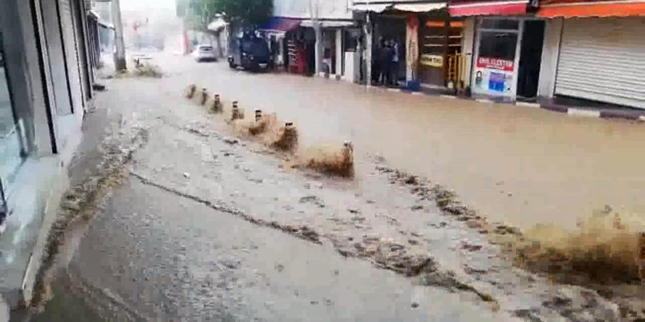 sağanak ve dolu, caddeleri suyla doldurdu