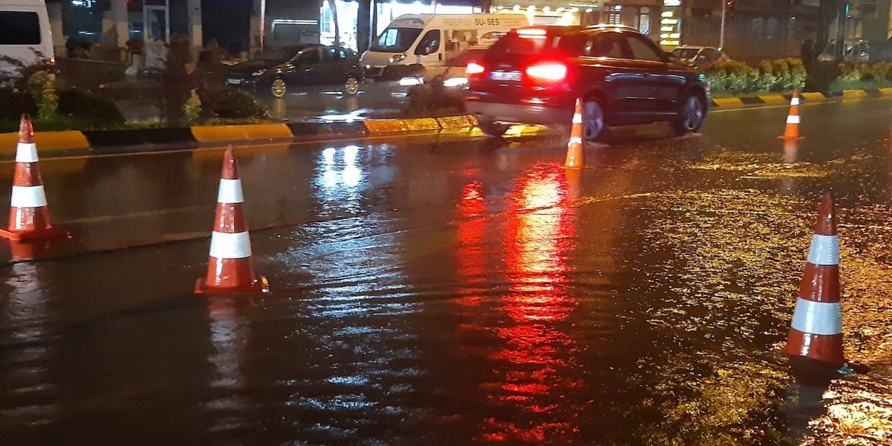 Trabzon'da sağanak etkili oldu, yollar göle döndü