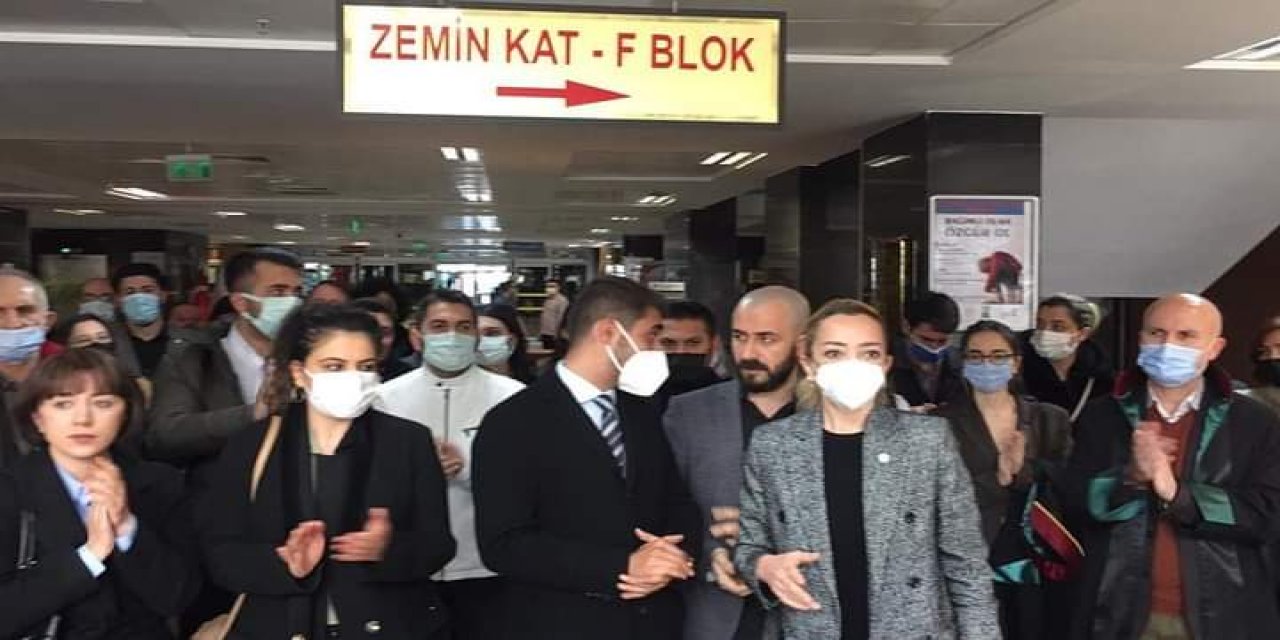 Avukatlardan ‘çanta’ protestosu