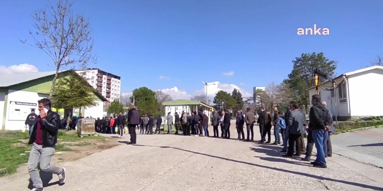 Yurttaşlar 'ucuz yağ' için kuyruklarda bekliyor! "Hükümetin çaresiz kaldığını görüyoruz, ülkenin ekonomisi yağ kuyruğu"