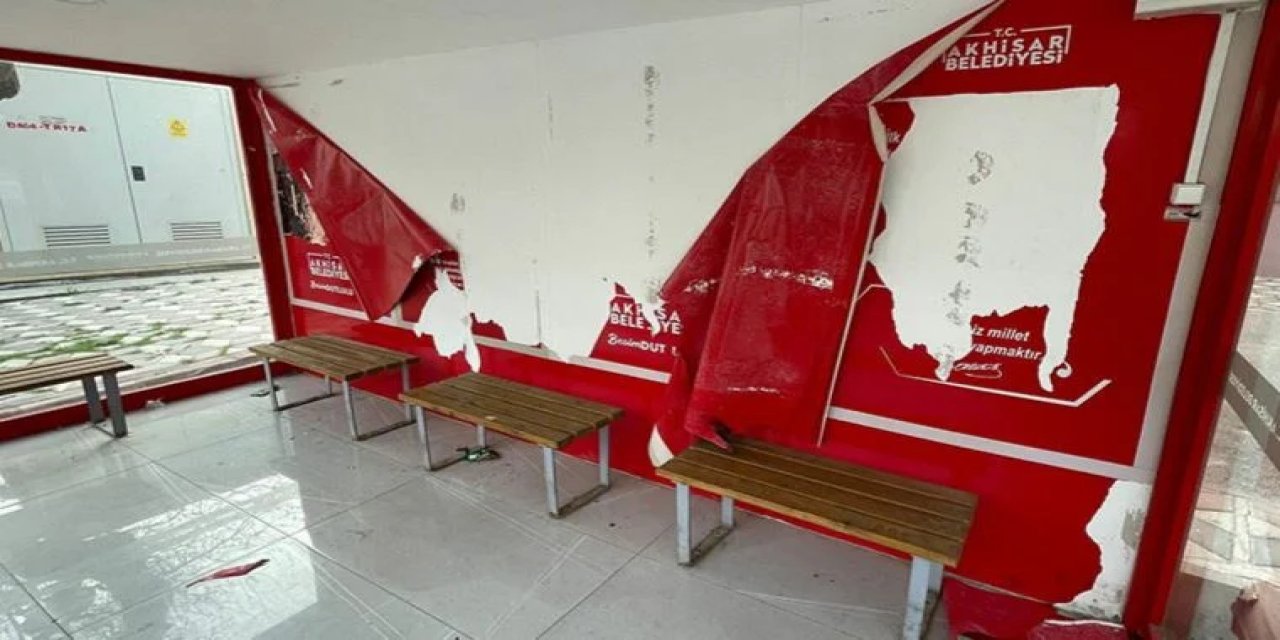 Atatürk fotoğrafına saldırıp yırttılar: 'Bu kötülükle nasıl yaşayacaksınız'