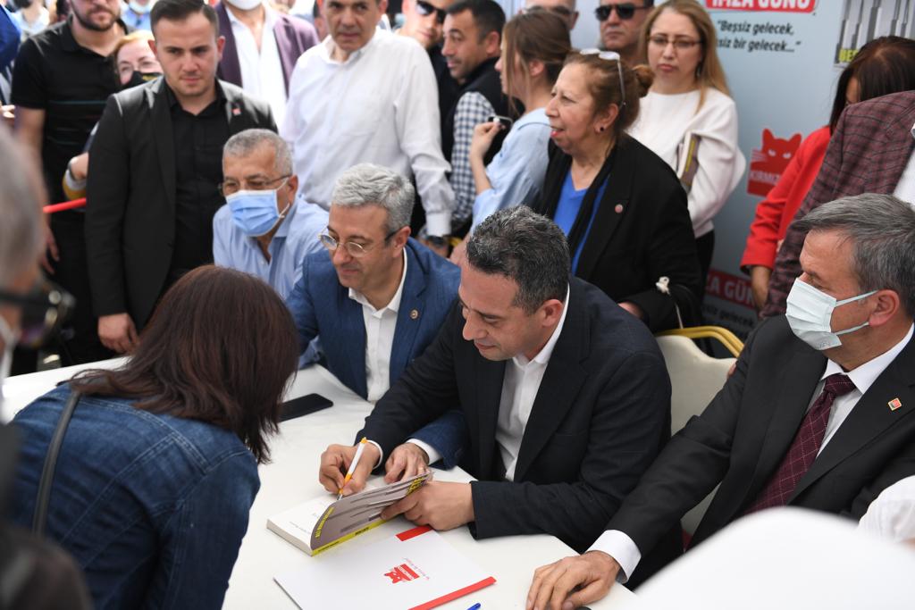 Mersinliler Ali Mahir Başarır'ın 'Beşli Çete' kitabına akın etti