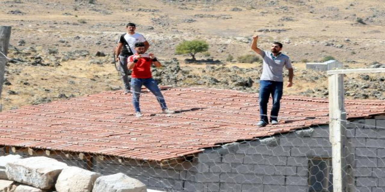 Evlerinin yıkımını engellemek için çatıya çıkıp, tüfekle ateş açtılar