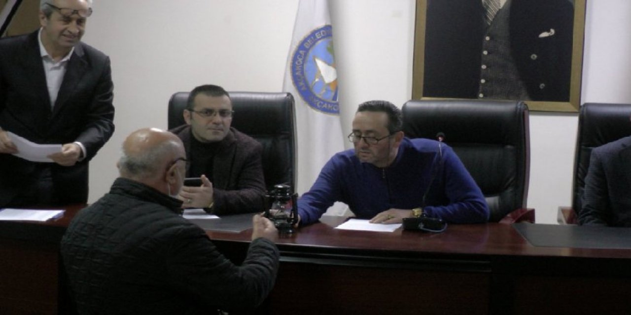 Elektrik faturası MHP'li belediyeyi de 'çarptı': Gaz lambası CHP'lilerden