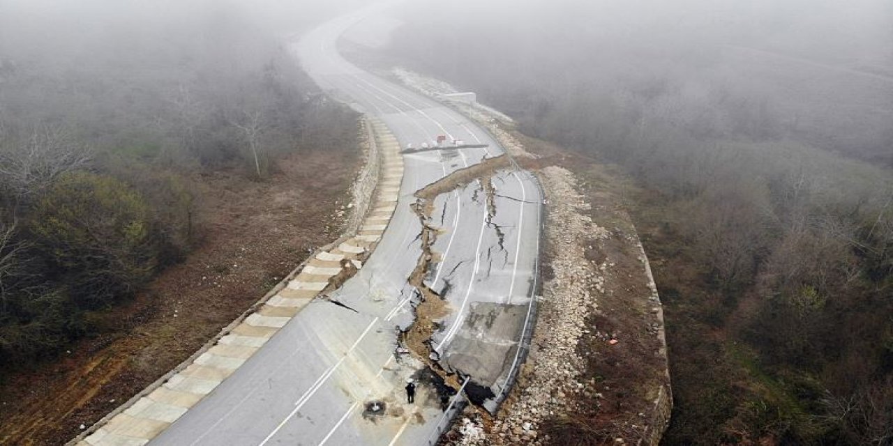 Düzce- Sakarya yolu çöktü: Ulaşım durdu
