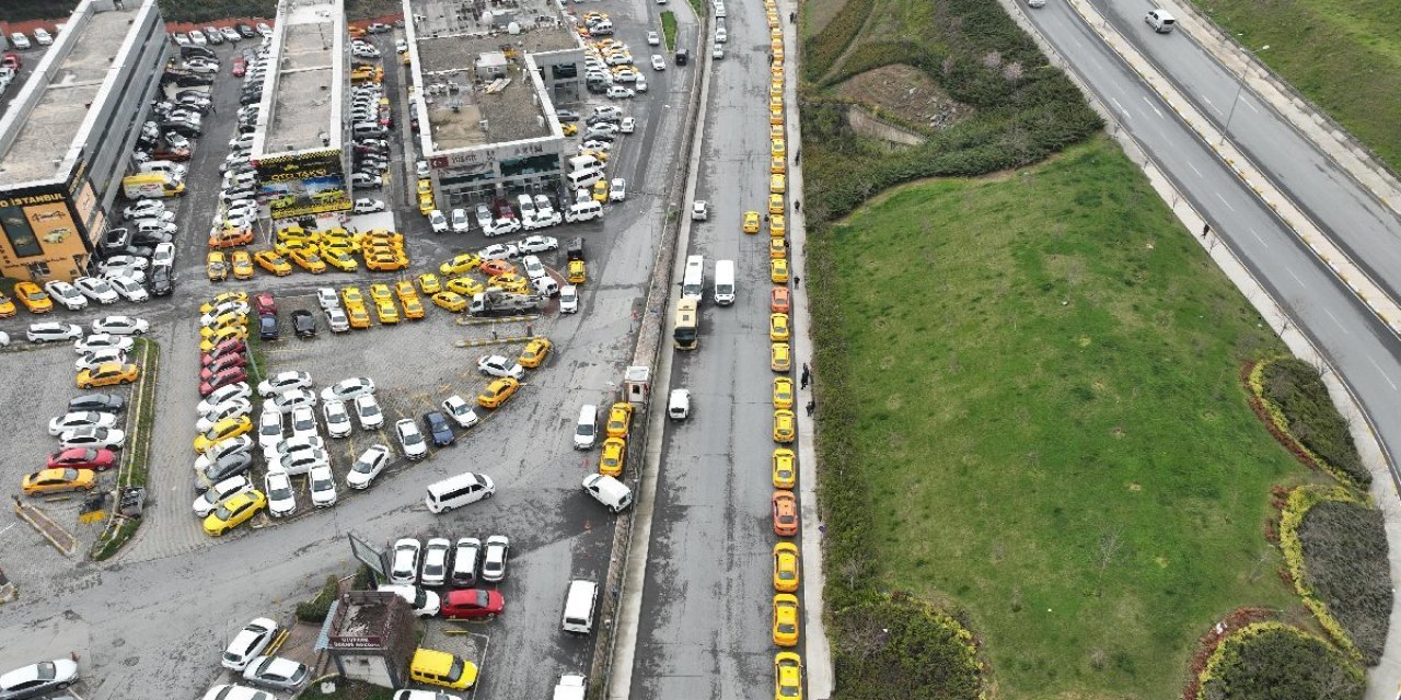 Havadan görüntülendi: İstanbul’da taksicilerin zam kuyruğu