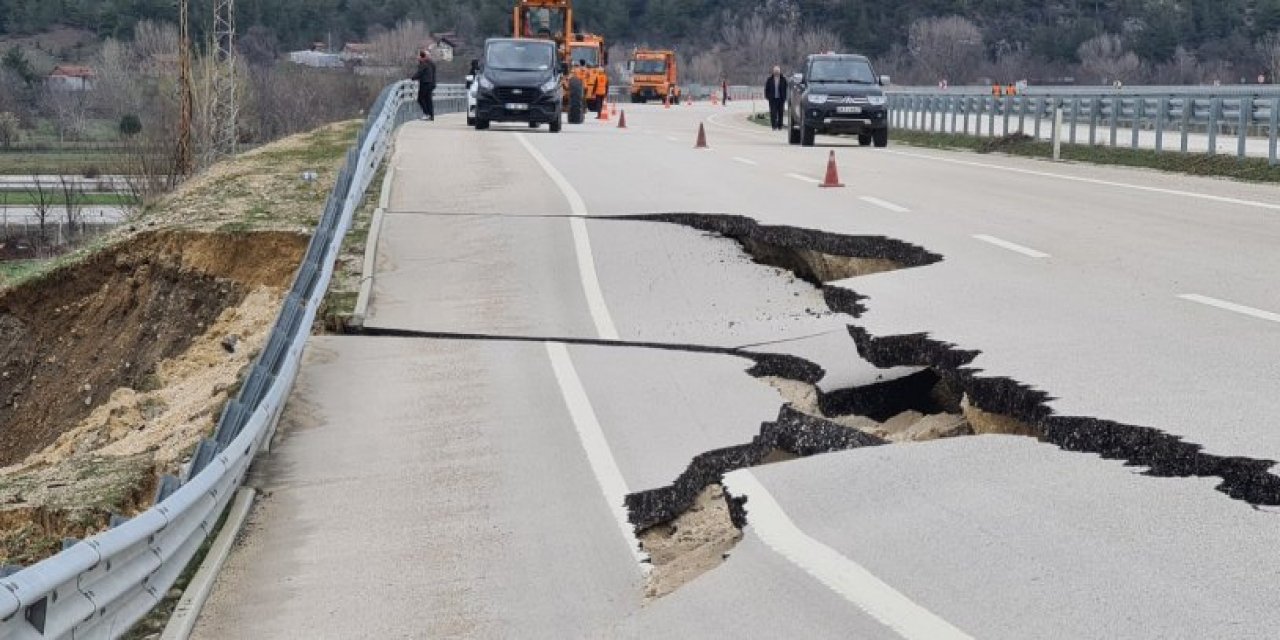 Karabük-Kastamonu karayolu çöktü