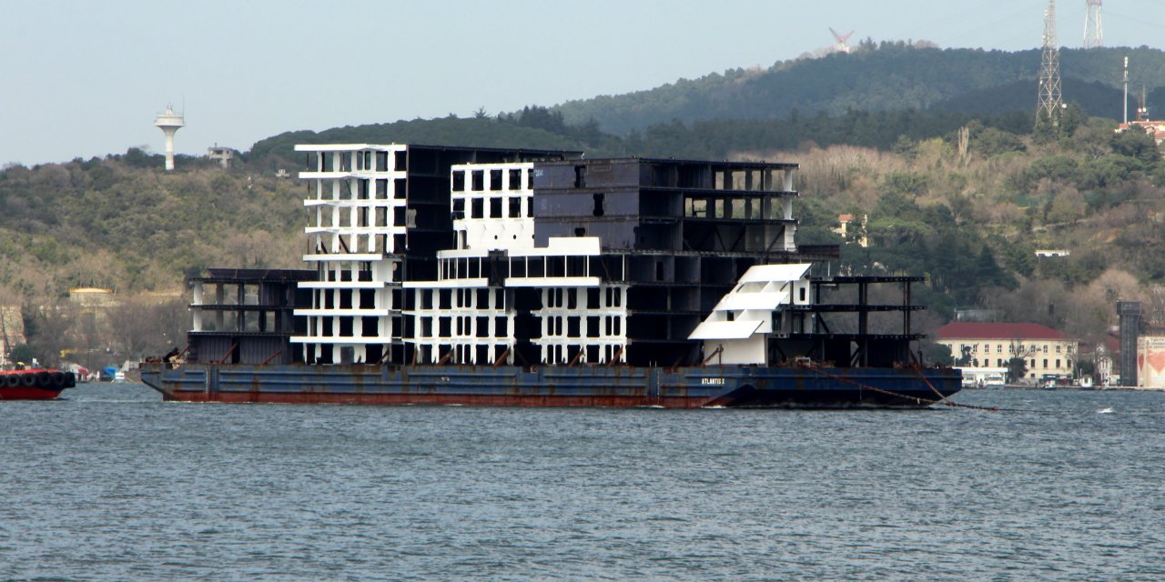 İstanbul Boğazı'ndan 'apartman' geçti