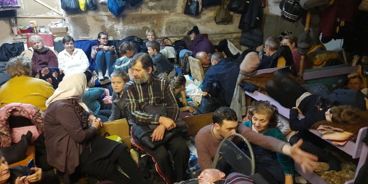 65 metrekarede 130 kişi