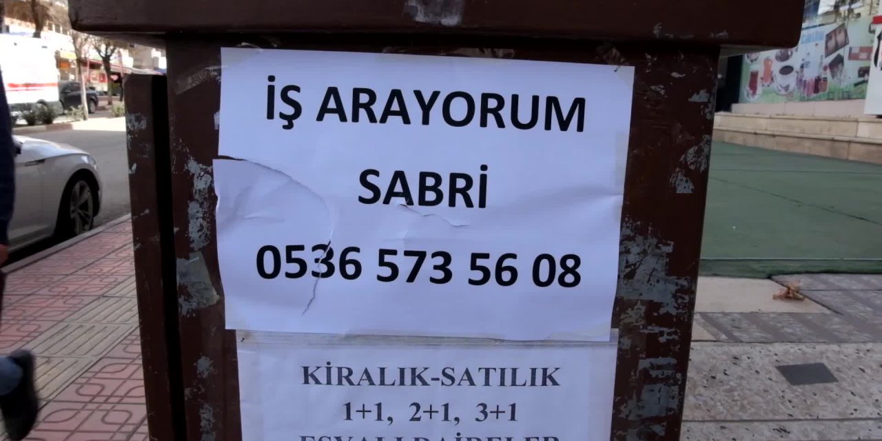 Siirt'te iş arayan vatandaş: "Çare olarak a4 kağıdına ‘iş arıyorum’ diye yazdım, siirt'in değişik yerlerine astım"