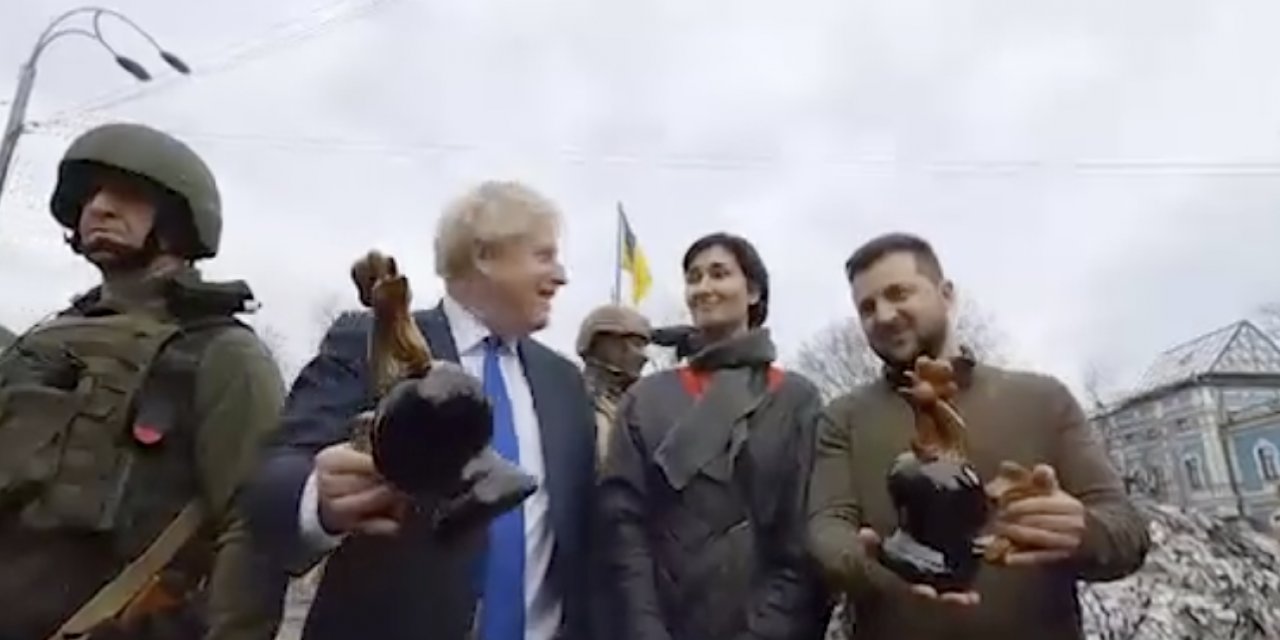 Kiev sokaklarında gezen Johnson'u şaşırtan horoz hediyesi