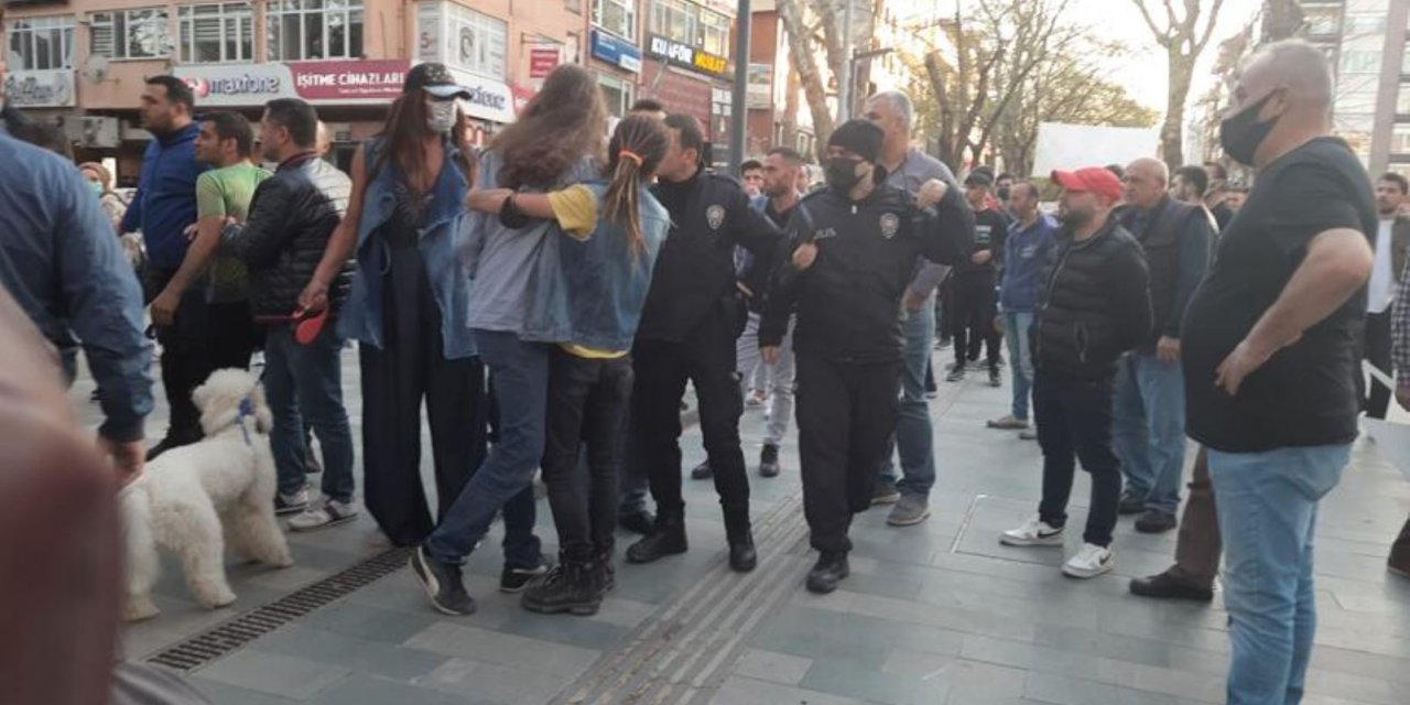 Sokak müzisyenlerine 'ramazanda alkol alamazsınız' saldırısı