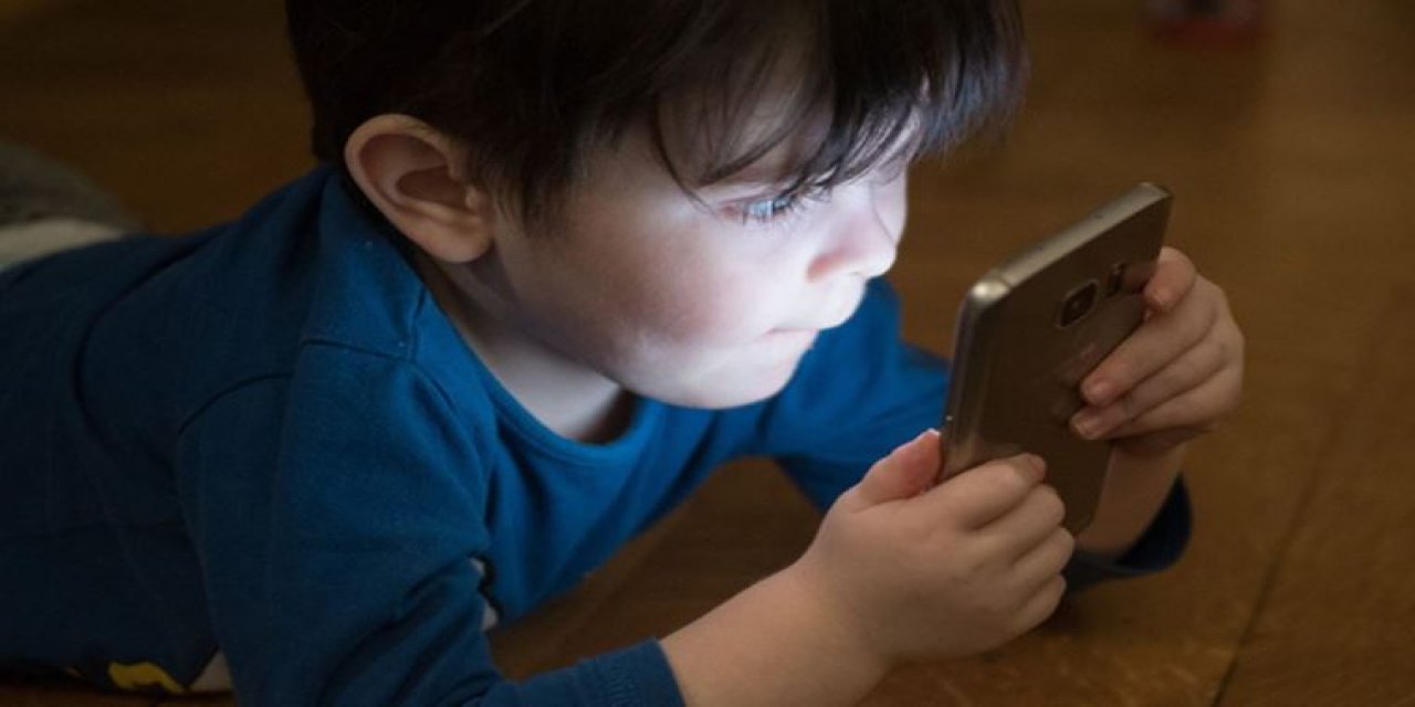 Anne babalar dikkat: Elektronik cihazlar beyinsel gelişimi olumsuz etkiliyor