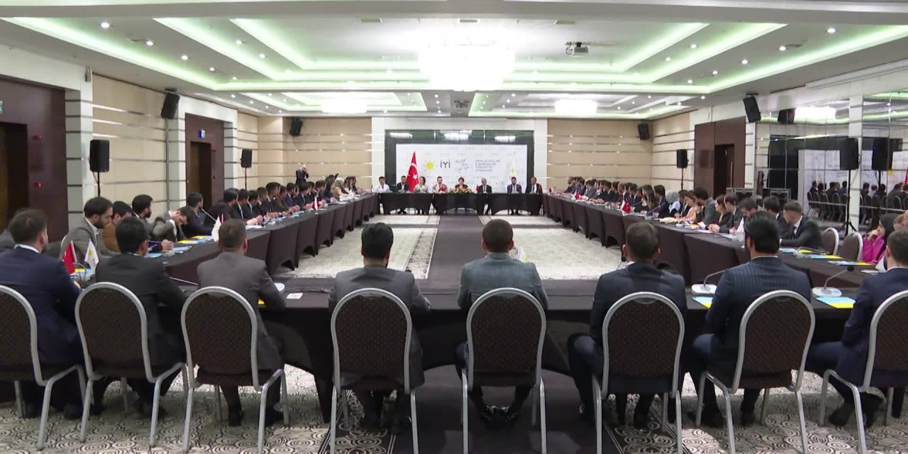 İYİ Parti lideri Akşener, partisinin il gençlik kolları başkanlarıyla bir araya geldi