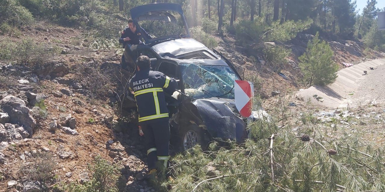 Otomobil şarampole devrildi: 2'si çocuk 5 yaralı