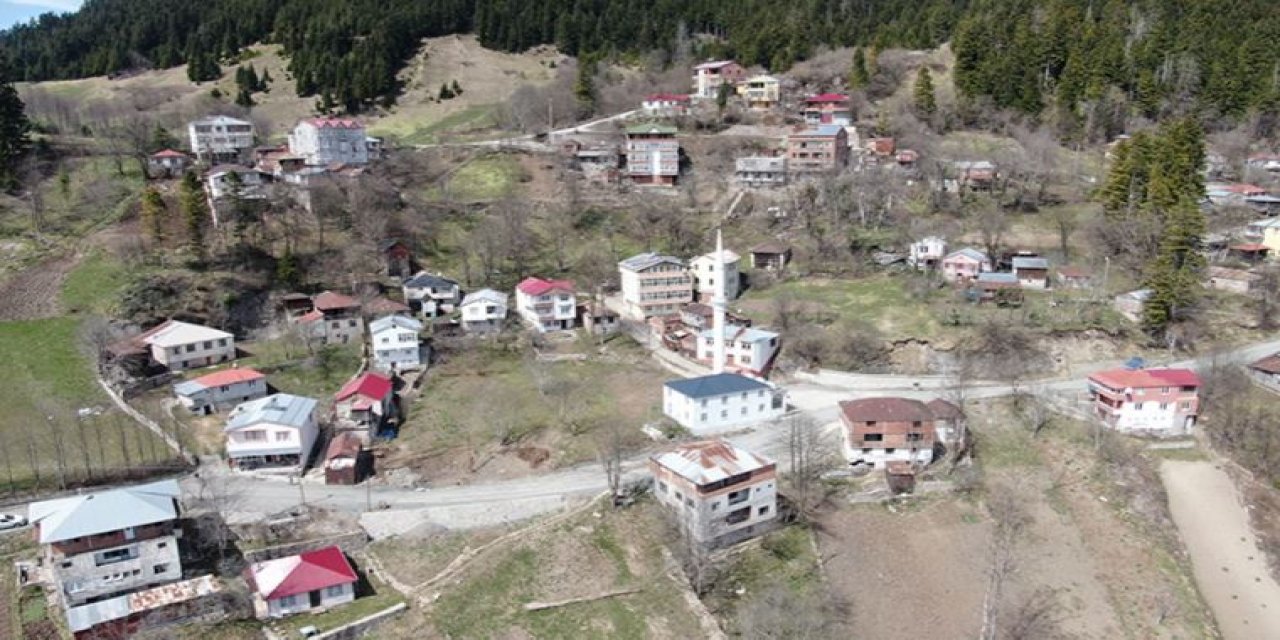 150 hane tehdit altında: Mahalle santim santim kayıyor