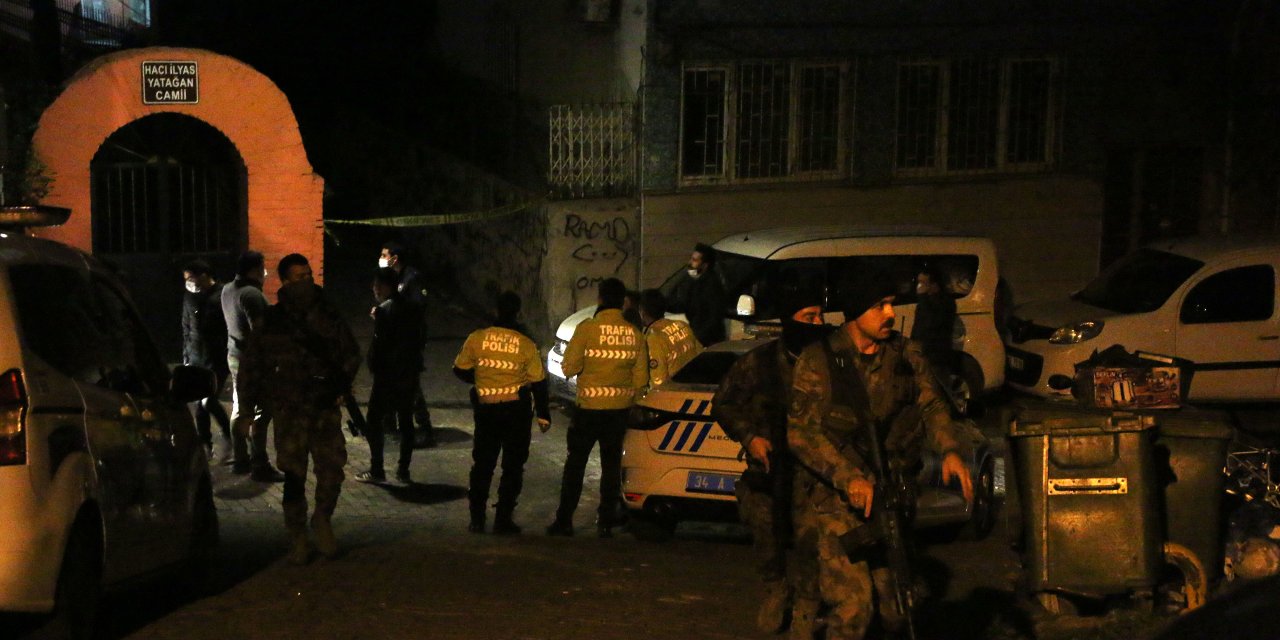 Fatih'te etrafa rast gele ateş açan kişi polisi bacağından yaralayarak kaçtı