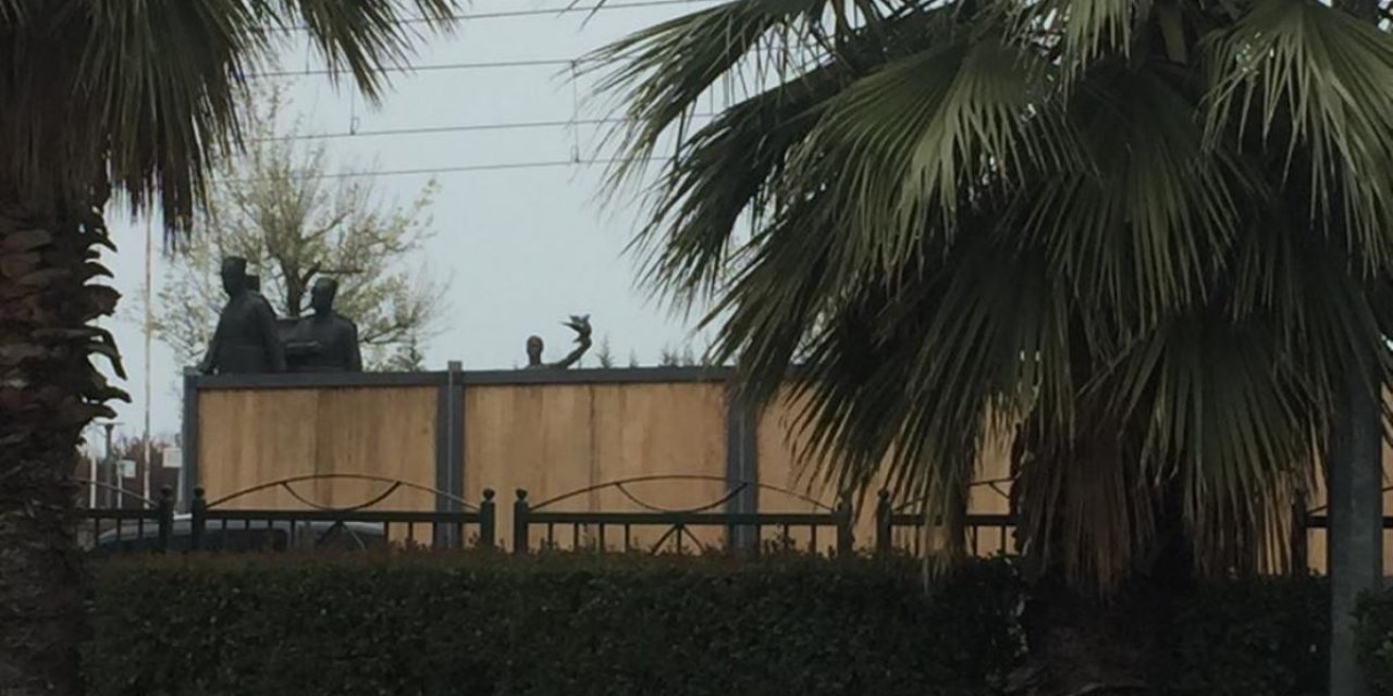 AKP’li Samsun Belediyesi, Atatürk'ün İlkadım Anıtı önüne reklam panosu koydu, lambaları söktü