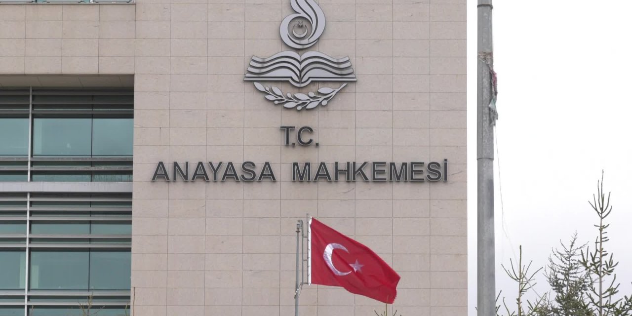 HDP, KAPATMA DAVASINDA ESAS HAKKINDAKİ SAVUNMASINI AYM'YE SUNDU… HDP’Lİ DEDE: “İDDİANAMENİN ISMARLAMA  HAZIRLATILMIŞ BİR BELGE OLDUĞUNU ORTAYA KOYDUK”