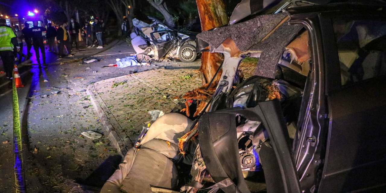 Makas atan otomobil ağaca çarparak ortadan ikiye ayrıldı: 1 ölü, 1 yaralı