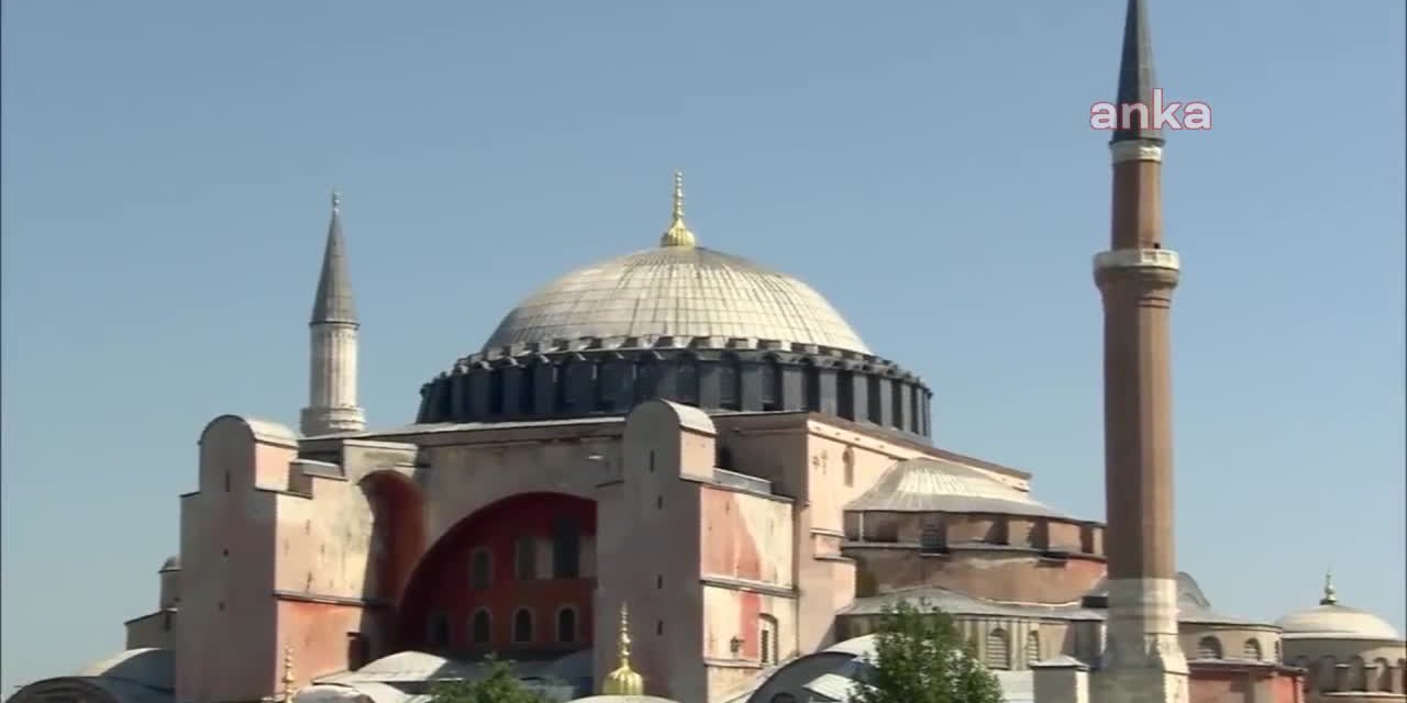 VAKIFLAR GENEL MÜDÜRLÜĞÜ'NDEN 'AYASOFYA' AÇIKLAMASI: "UFAK DOKUNMA İLE TAHRİBAT OLMUŞTUR, GÜVENLİK ZAFİYETİ SÖZ KONUSU DEĞİLDİR"