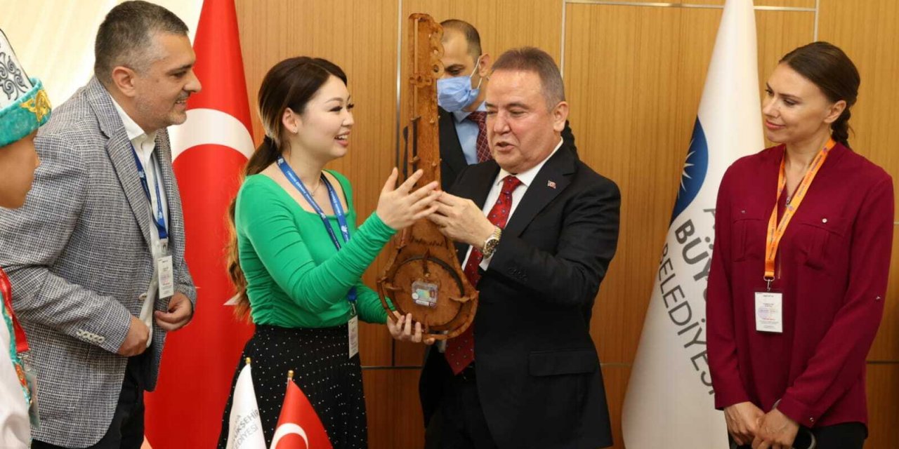 DÜNYA ÇOCUKLARI MUHİTTİN BÖCEK’İ ZİYARET ETTİ