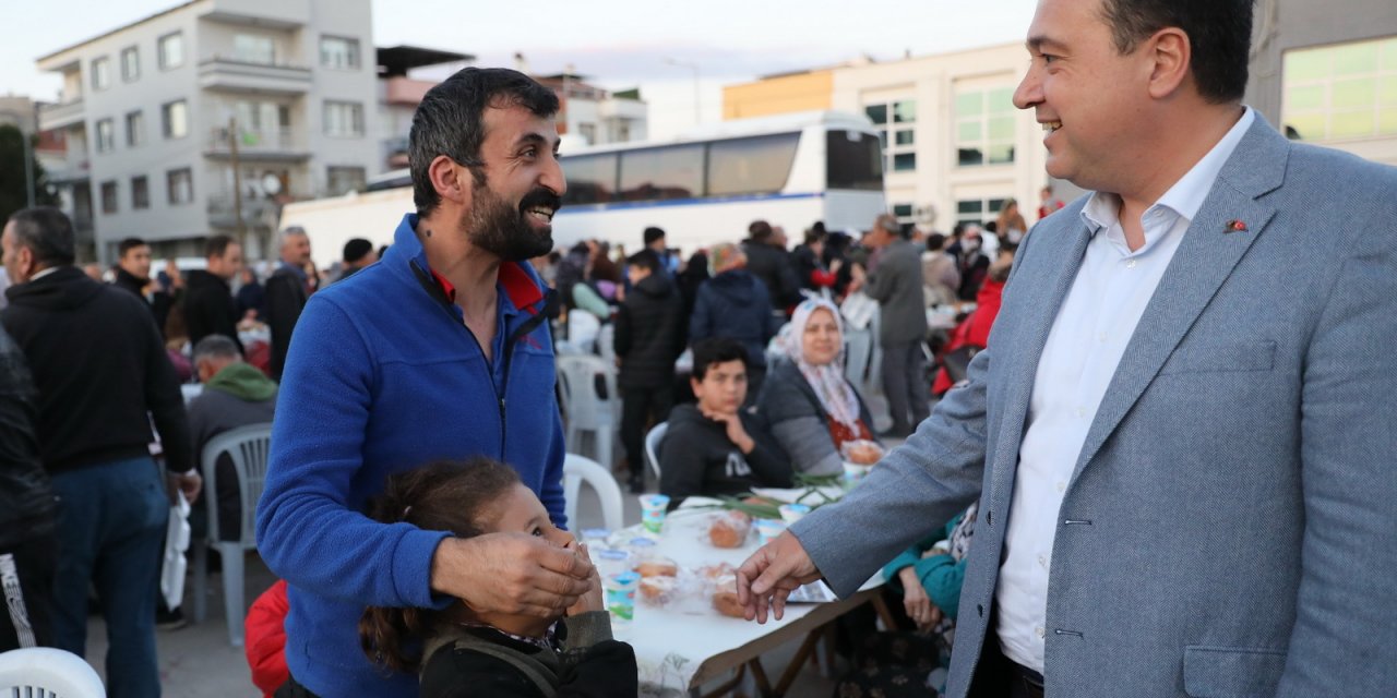 AKHİSAR BELEDİYESİ İFTAR SOFRASI, ULUCAMİ'DE KURULDU