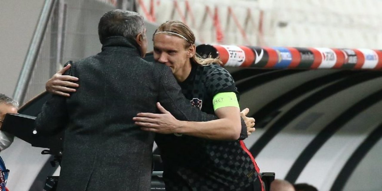 Sarıldılar... Birbirlerini tebrik ettiler... Milli Maçta büyük skandal! Hasta hasta oynamış...