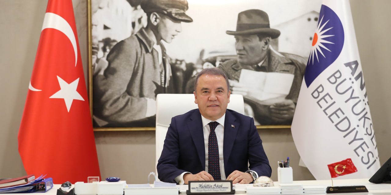 MUHİTTİN BÖCEK, ÇOCUKLARA SESLENDİ: "ATAMIZIN 'EGEMENLİK KAYITSIZ ŞARTSIZ MİLLETİNDİR' SÖZÜ EN BÜYÜK YOL GÖSTERİCİNİZ OLACAKTIR"