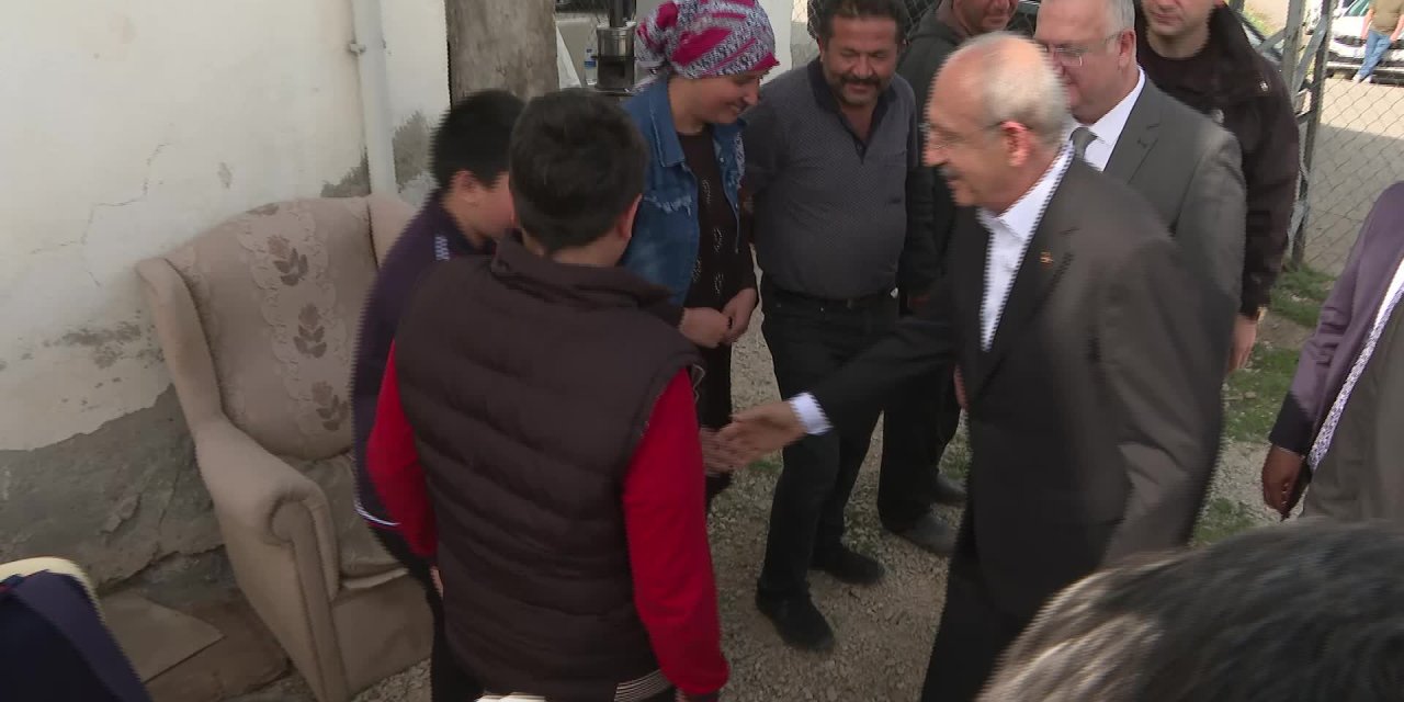 ELEKTRİĞİ KESİLEN YURTTAŞI ZİYARET EDEN KILIÇDAROĞLU: “HERKESİN KARNININ DOYMASI LAZIM. AKSİ HALDE MEMLEKETTE HUZURSUZLUK OLUR”