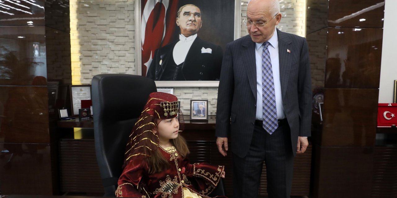 MİNİK ÖĞRENCİLERDEN YENİMAHALLE BELEDİYE BAŞKANI YAŞAR’A SÜRPRİZ ZİYARET