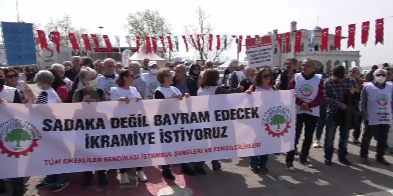 EMEKLİLER, BAYRAM İKRAMİYESİNE ZAM YAPILMAMASINI KADIKÖY’DE PROTESTO ETTİ: “BAKAN FANUSTA MI YAŞIYOR? BU SİYASİİNTİHARDIR”