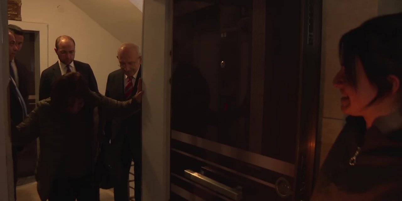 KILIÇDAROĞLU’NUN 4 AYDIR ELEKTRİĞİ KESİK EVİNDE ZİYARET ETTİĞİ GÜLLÜ DEMİR: “BU MUMLAR DA ERİYECEK, PARAM KALMADI, NEYLE ALACAĞIM MUM? ÇOCUĞUN SÜT İÇMESİ GEREKİYOR, NEREDE YAKACAĞIM OCAĞI? 3 ÇOCUĞUM PERİŞAN HALDE”