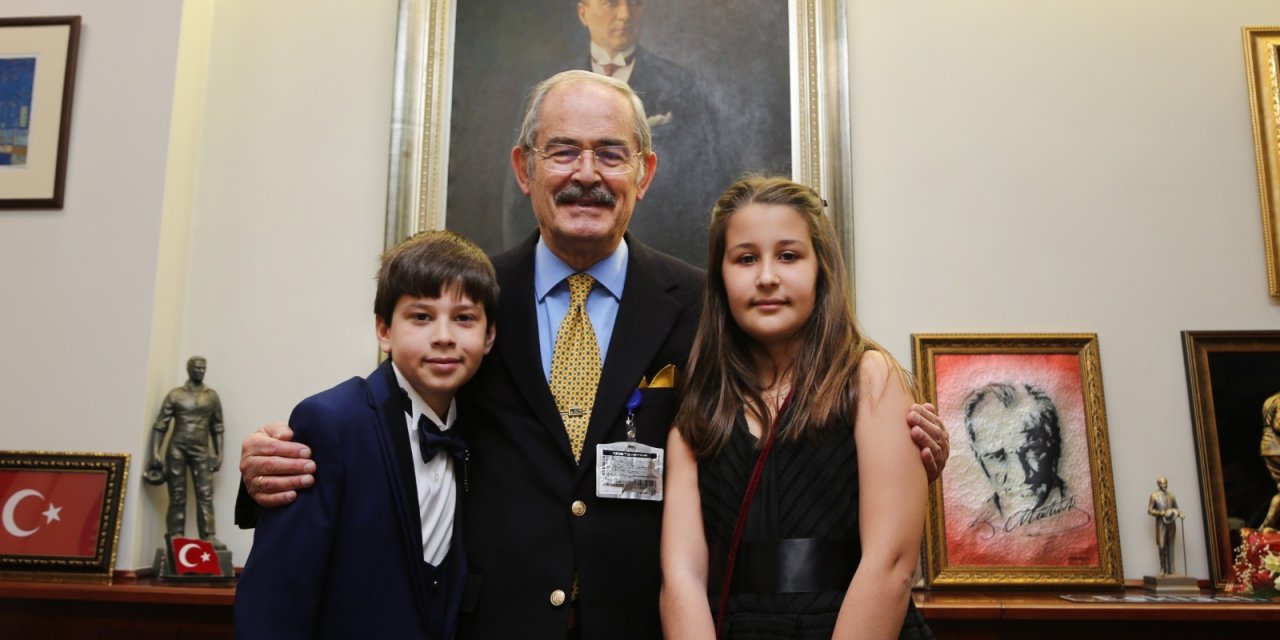 YILMAZ BÜYÜKERŞEN, MAKAMINI ÇOCUK BAŞKANLARA DEVRETTİ