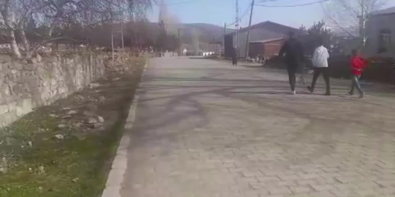 TÜRKİYE'NİN EN UZAK KÖYLERİNDEN ÇAMLIÇATAK'TA ÇOCUKLAR DERTLİ: OKULA 5 KİLOMETRE YÜRÜYORUZ, DÖNÜŞTE TARLA VE AHIRDA AİLEMİZE YARDIM EDİYORUZ