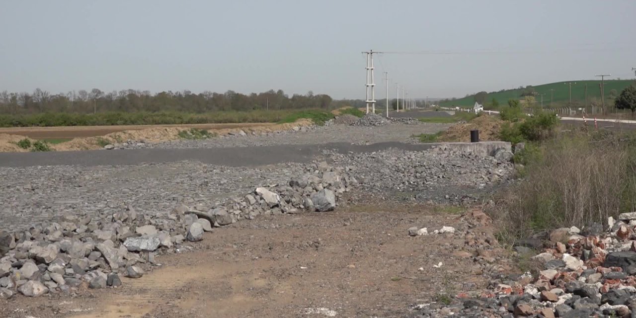 Hem Mustafa Şentop,  hemde Adil Karaismailoğlu ayrı ayrı açılış yaptı; 5 yılda 20 kilometresi yapılıp durduruldu