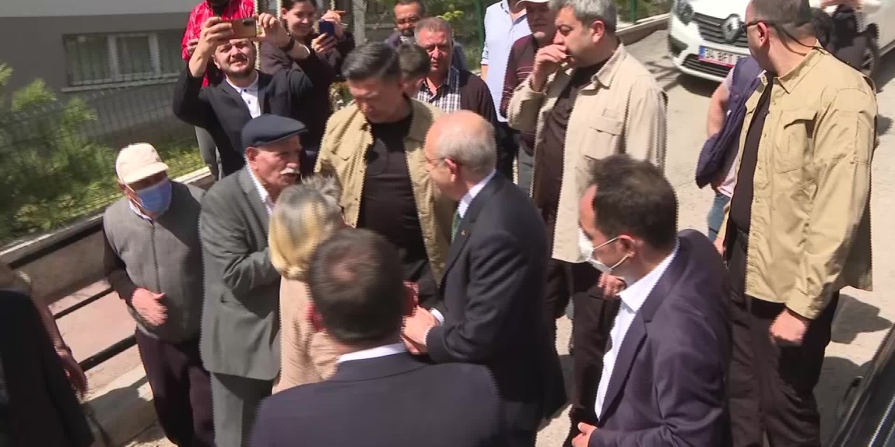 KILIÇDAROĞLU’NUN ZİYARET ETTİĞİ EVİNİN ELEKTİRİĞİ KESİK OLAN GÜLTEPE: "ERDOĞAN’A GİDİP NE YAPACAĞIM; YERİ SICAK, SUYU VAR, YEMEĞİ VAR"