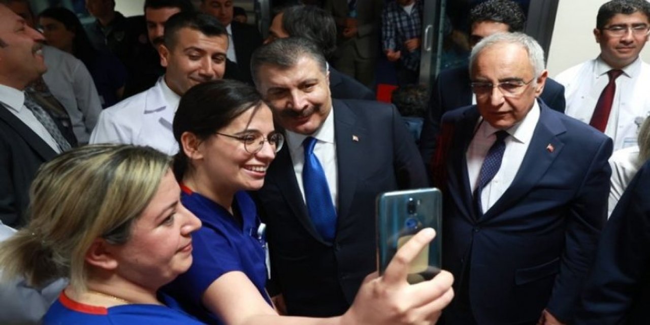 Fahrettin Koca: Toplumsal kısıtlamaların artık devre dışı kalmasını istiyoruz, ben tokalaşmaya başladım bile